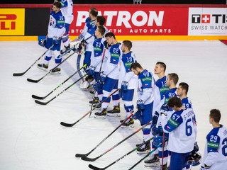 Smutní slovenskí hokejisti po zápase proti Švajčiarom na MS v Rige.