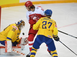 Momentka zo zápasu Dánsko - Švédsko na MS v hokeji 2021.