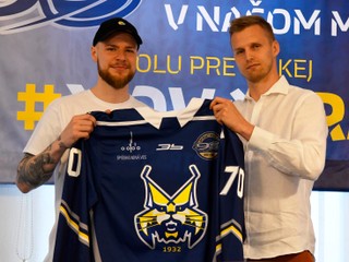 Generálny manažér Spišiakov Richard Rapáč (vpravo) a útočník Andreas Štrauch predstavili dres s novým logom klubu.