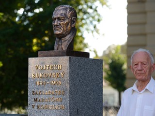 František Kapcár na odhalení busty zakladateľa Medzinárodného maratónu mieru Vojtecha Bukovského v roku 2018.