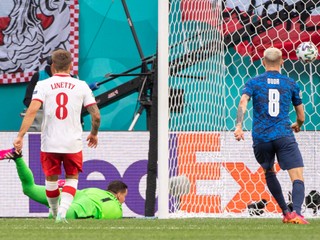 Poľskí futbalisti sú po prehre so Slovenskom v ťažkej pozícii.