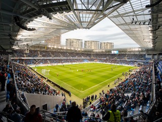 Štadión Tehelné Pole v Bratislave a fanúšikovia.