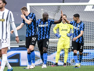 Romelu Lukaku, Achraf Hakimi a Milan Škriniar sa tešia z gólu v drese Inter Miláno.