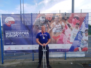 Paralympionik Dušan Laczkó so striebornou medailou z ME 2021.
