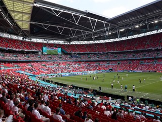 Fanúšikovia na Wembley počas EURO 2020. 