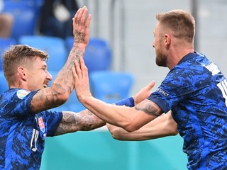 Juraj Kucka (vľavo) a Milan Škriniar počas zápasu Slovensko - Poľsko na EURO 2020.