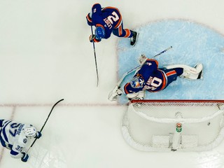 Momentka zo zápasu New York Islanders - Tampa Bay Lightning.