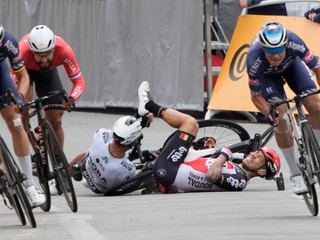 Caleb Ewan a Peter Sagan pri páde v 3. etape na Tour de France 2021.