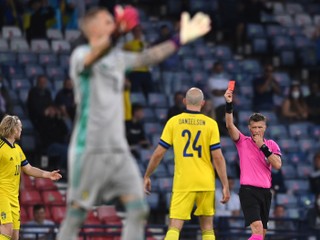 Marcus Danielson dostal červenú kartu v osemfinále Švédsko - Ukrajina na ME vo futbale (EURO 2020 / 2021).