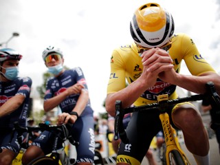 Holanďan Mathieu van der Poel v žltom drese na začiatku 4. etapy Tour de France 2021.