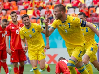 Andrij Jarmolenko sa teší z gólu v zápase Ukrajina - Severné Macedónsko na EURO 2020.