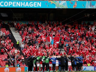 Dánski futbalisti pred reštartom zápasu po kolapse Eriksena.
