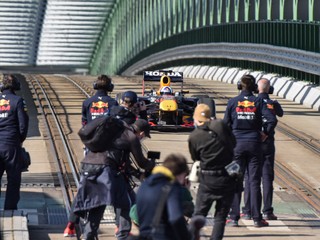 Monopost F1 počas nakrúcania na Starom moste v Bratislave. 