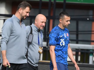 Ivan Schranz (vpravo) sa zranil v prípravnom zápase Slovensko - Rakúsko pred EURO 2020.