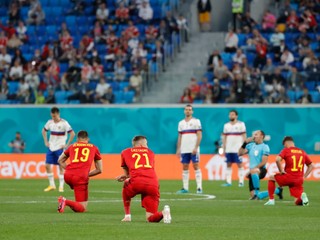 Hráči Belgicka pokľakli pred zápasom s Ruskom. 