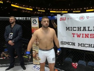 Po tornáde sa pomôcť na Moravu vybral aj zápasník MMA Simon Michálek