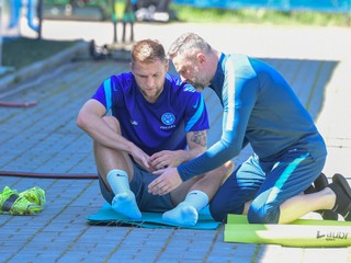 Slovenský futbalista Milan Škriniar a fyzioterapeut Marián Prelovský.
