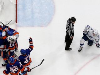 Momentka zo zápasu New York Islanders - Tampa Bay. 