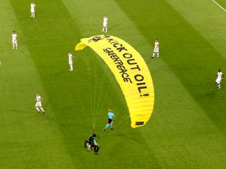 Nemeckí futbalisti sledujú parašutistu.