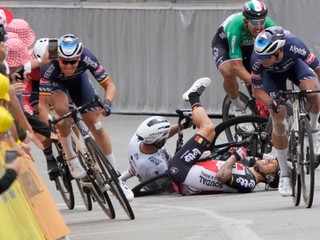 Peter Sagan a Caleb Ewan spadli tesne pred cieľom 3. etapy na Tour de France 2021.