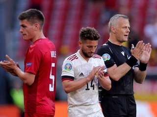 Potlesk pre Christiana Eriksena v zápase Dánsko - Belgicko na EURO 2020. 