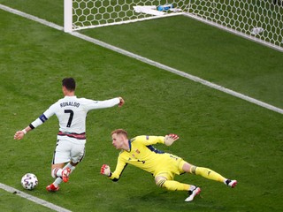 Cristiano Ronaldo dáva tretí gól portugalskej reprezentácie v zápase s Maďarskom. 