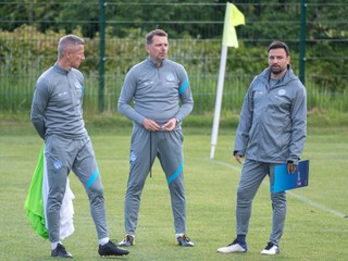 Sprava asistent trénera Samuel Slovák, tréner Slovenska Štefan Tarkovič a asistent trénera Marek Mintál,
