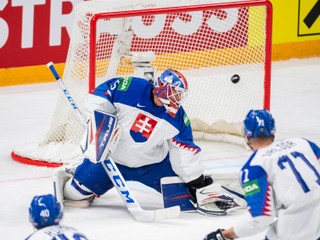 Brankár Adam Húska inkasuje v zápase Slovensko - USA na MS v hokeji 2021.