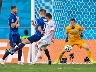 Pablo Sarabia strieľa tretí gól Španielska v zápase proti Slovensku.