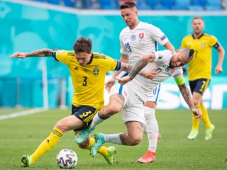 Marek Hamšík a Victor Lindelöf v zápase Slovensko - Švédsko na EURO 2020.