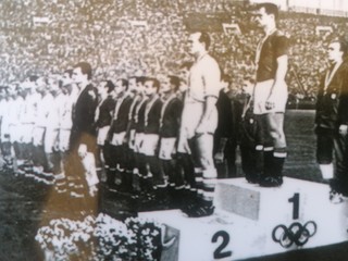 Stupeň víťazov na futbalovom turnaji OH 1964 v Tokiu.
