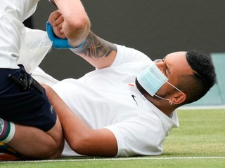 Zranený Nick Kyrgios na Wimbledon 2021.