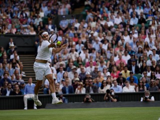 Roger Federer pred divákmi na Wimbledon 2021.