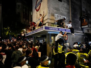 Fanúšikovia Anglicka v uliciach Londýna.