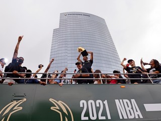 Giannis Antetokounmpo pri oslavách titulu s hráčmi Milwaukee Bucks z NBA.