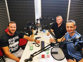 Erik Vlček pri nahrávaní podcastu s Jaroslavom Jeleníkom a Michalom Kolekom.