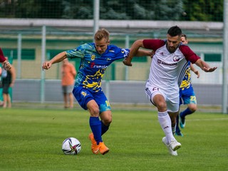 O výhre Humenného nad Podbrezovou rozhodol Štefan Harvila (v strede).