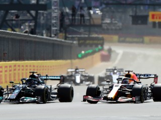 Max Verstappen v súboji s Lewisom Hamilton na VC Veľkej Británie.