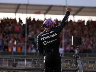 Lewis Hamilton pred domácim fanúšikmi na okruhu Silverstone.