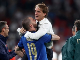 Tréner Talianska Roberto Mancini sa teší s Leonardom Bonuccim po víťaznom finále.