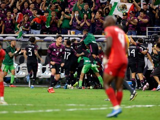 Radosť futbalistov Mexika po postupe do finále Gold Cupu.