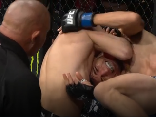 UFC 264: Skvelý úvod turnaja zakončený zaujímavou submisiou (VIDEO)