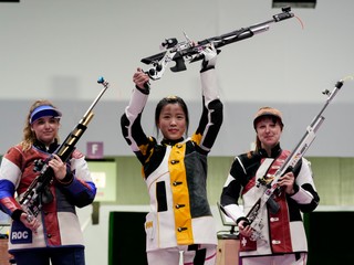Číňanka Qian Yang (v strede) získala zlatú medailu na OH v Tokiu 2020. 