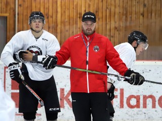 Na snímke hlavný tréner Tuukka Poikonen počas prvého oficiálneho tréningu HC´05 Banská Bystrica.