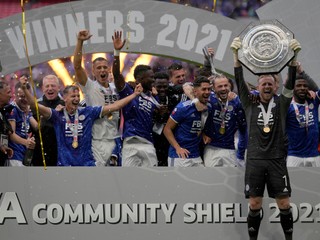Brankár Kasper Schmeichel drží Anglický Superpohár, Leicester vyhral FA Community Shield 2021.