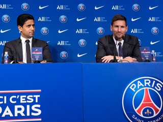 Nasser Al-Al-Khelaifi a Lionel Messi pri podpise zmluvy medzi hráčom a Paríž St. Germain.
