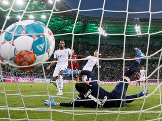 Robert Lewandowsi strieľa gól v zápase Borussia Mönchengladbach - Bayern Mníchov.