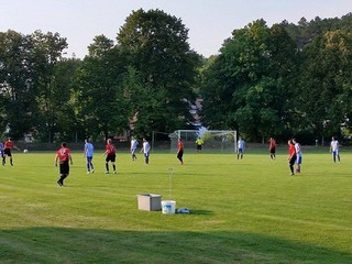 Futbalisti zišli z ihriska a išli domov. Nechceli hrať s hráčom na čierno