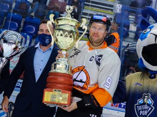 Trofej za 1. miesto na 74. ročníku Tatranského pohára preberá kapitán HC Pustertal Wölfe Armin Hofer.