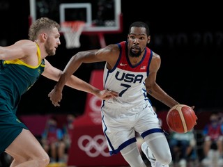 Kevin Durant (vpravo) má byť ústrednou postavou vo finále USA - Francúzsko.